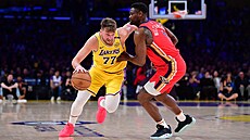 Luka Don�i� (77) z Los Angeles Lakers se dere ke ko�i New Orleans Pelicans,...