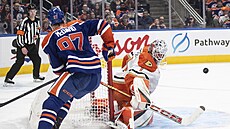 Luká� Dostál v brán� Anaheim Ducks �elí v zápase s Edmonton Oilers pokusu...