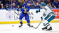 Ji�í Kulich (20) z Buffalo Sabres st�ílí na bránu San Jose Sharks kolem Jakea...