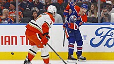 Connor McDavid (97) z Edmonton Oilers p�ihrává v zápase s Anaheim Ducks, puk...