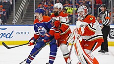 Zach Hyman (18) z Edmonton Oilers bojuje o pozici p�ed bránou Anaheim Ducks....
