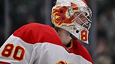 Dan Vlada� (80) z Calgary Flames se soust�edí.