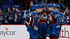 Hokejisté Colorado Avalanche oslavují gól Martina Ne�ase (88). Gratulují...