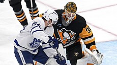 David Kämpf (64) z Toronto Maple Leafs ped bránou Pittsburgh Penguins, ve...