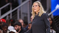 Jenny Bouceková, asistentka trenéra Indiana Pacers, se nesta�í divit.