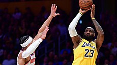LeBron James (23) z Los Angeles Lakers st�ílí na ko� New York Knicks p�es Joshe...