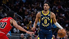 Tyrese Haliburton (0) z Indiana Pacers úto�í v zápase s Chicago Bulls, brání ho...