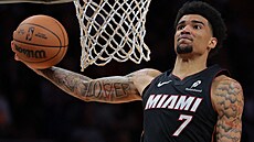 Kel�el Ware (7) z Miami p�i sme�i