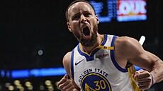 Stephen Curry z Golden State Warriors se raduje po své obtí�n� tref� do ko�e...