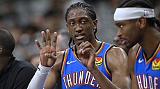 Jalen Williams (8) z Oklahoma City Thunder se m��e pochlubit �ty�icetibodovým...