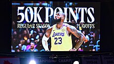 LeBron James z LA Lakers se raduje z p�ekonání hranice 50 000 bod� v sou�tu...