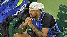 Nick Kyrgios zvauje na turnaji v Indian Wells, zda zápas prvního kola skreuje.