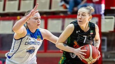 Nikola Dudáová (vpravo) ze abin Brno se tlaí kolem Anny Rylichové z...