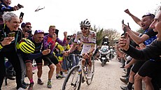 Tadej Poga�ar pod tlakem divák� na závod� Strade Bianche