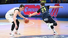 Ondej Sehnal (vlevo) z Nymburka obchází opavského Radovana Kouila.