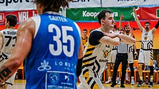 Písecký pivot Jan Karlovský slaví svou trefu proti Olomoucku.