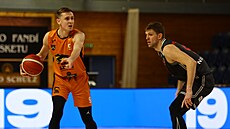 Tomá� Jansa z GBA Jind�ich�v Hradec brán�ný slávistou Radkem Pumprlou
