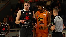 Michal Kozák ze Slavie Praha a Gerald Liddell Jr. z GBA Jind�ich�v Hradec