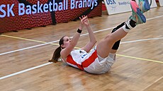 Alena Hanu�ová z DSK Basketball Brandýs ztratila rovnováhu.