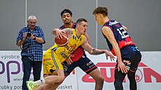 Ladislav Pecka z Ústí nad Labem se s mí�em prodírá pod brn�nský ko�, brání ho...