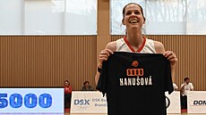 Alena Hanuová z DSK Basketball Brandýs se raduje z 5000 ligových bod.