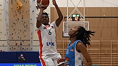 Khiana Johnsonová z DSK Basketball Brandýs st�ílí na ko� Trutnova kolem Breon...