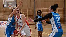 Alena Hanu�ová (u mí�e) z DSK Basketball Brandýs atakuje ko� Kary Trutnov.