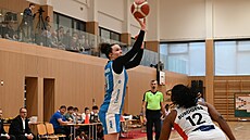 Lara McSpaddenová z Trutnova st�ílí na ko� DSK Basketball Brandýs.