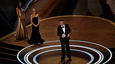 Peter Straughan p�ebírá Oscara za adaptovaný scéná�, který mu vyslou�ila práce...