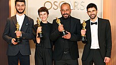 Basel Adra, Rachel Szor, Hamdan Ballal a Yuval Abraham jako tv�rci...