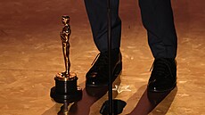 Nezvykl� z�b�r zobrazuje boty kameramana Lola Crawleyho pot�, co si do�el pro...