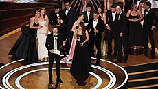 Tv�rci filmu Anora se radují z celkového vít�zství. Romantická komedie o...