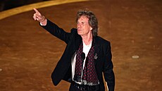 Mick Jagger zdraví diváky oscarové noci a oznamuje dr�itele ceny za nejlep�í...