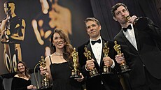 Filma Sean Baker pózuje se svými Oscary za nejlepí film, reii, stih a...