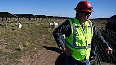 Farmá� Chad Raines obhlí�í solární farmu, kde jeho ovce spásají trávu (2....