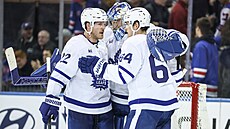 Branká� Anthony Stolarz (41), obránce Jake McCabe (22) a centr David Kämpf (64)...