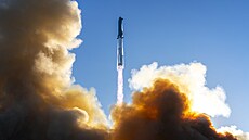 Do�káme se v noci dal�ího startu (na snímku minulý Starship IFT-7)?