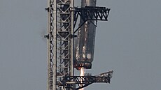 Raketa Super Heavy se vrací na odpalovací rampu p�i osmém zku�ebním letu...