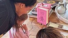 Vévodkyně ze Sussexu Meghan, princezna Lilibet a Serena Williamsová (2. března...