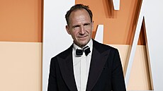 Ralph Fiennes na Vanity Fair Oscar Party v Los Angeles (2. b�ezna 2025)