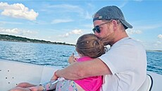 Princezna Lilibet a princ Harry na snímku, který zve�ejnila vévodkyn� Meghan na...