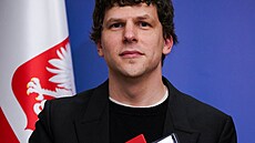 Americký herec Jesse Eisenberg s dekretem o polském ob�anství v New Yorku (4....