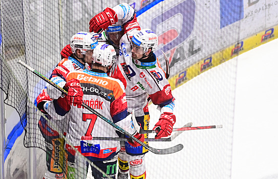 Gólová radost pardubických hokejist� po tref� Jáchyma Kondelíka.