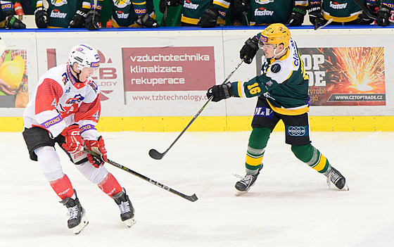 �imon Jená�ek (vpravo) ze Vsetína st�ílí na branku pardubické rezervy.