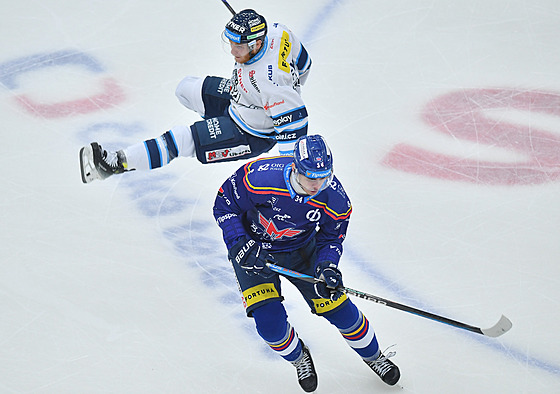 Ve vzduchu je Oscar Flynn z Liberce, vpravo Filip P�ikryl z �eských Bud�jovic.