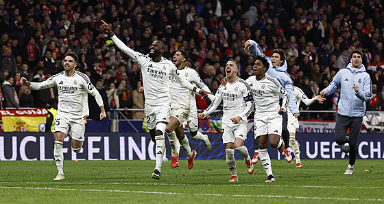 Jásot fotbalist� Realu Madrid po postupu do �tvrtfinále Ligy mistr�. Penaltový...