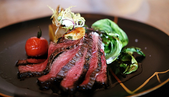 Flank steak s kampotským pep�em, smoukovaným máslem, pak choi, pálenou cibulí,...