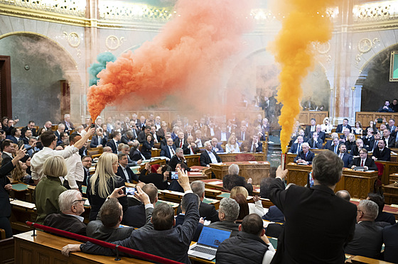 Ma�arský parlament zakázal pochody LGBT. (18. b�ezna 2025)