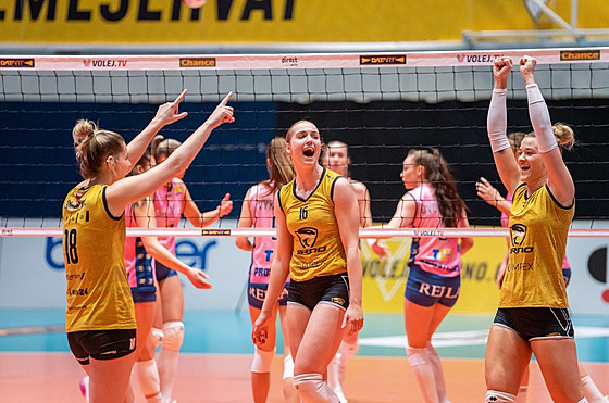 �elmy Brno se radují z bodu v utkání extraligy volejbalistek proti Prost�jovu....