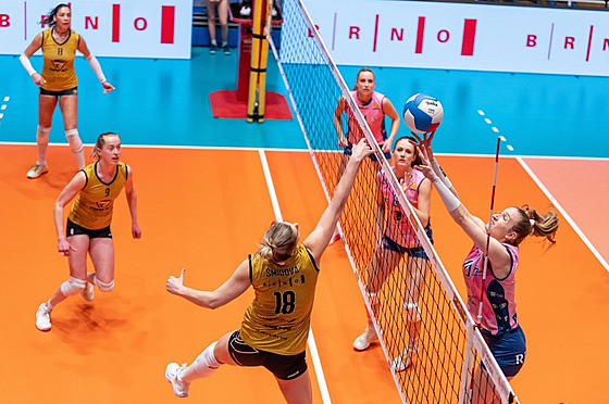 Momentka z utkání extraligy volejbalistek mezi brn�nskými �elmami (v �lutém) a...